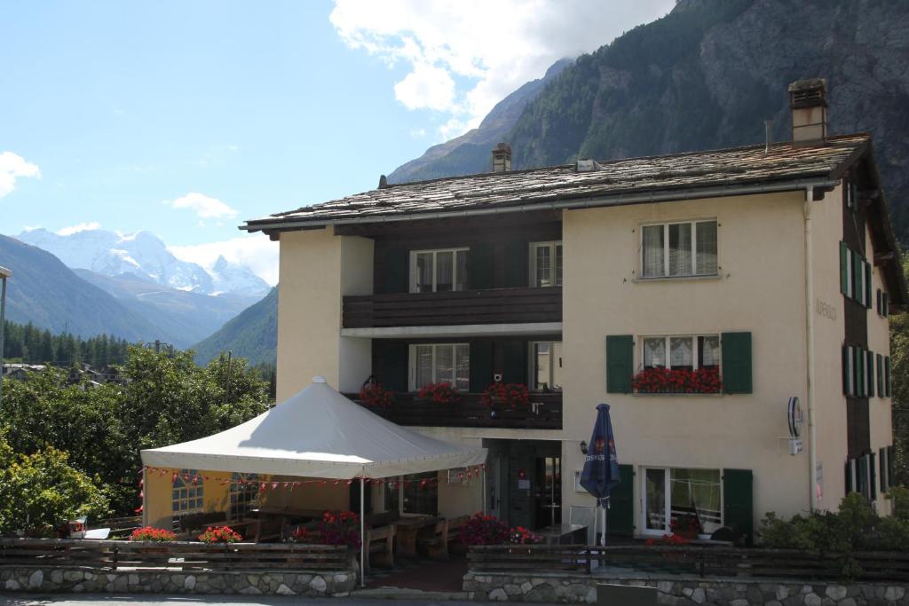 Nespecifikovaný výhled na hory nebo výhled na hory při pohledu z hotelu
