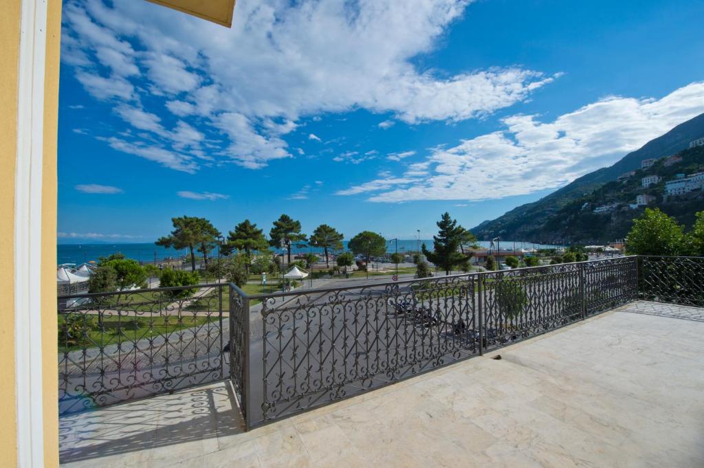 balkon z widokiem na ocean w obiekcie Palazzo Della Monica w mieście Vietri sul Mare