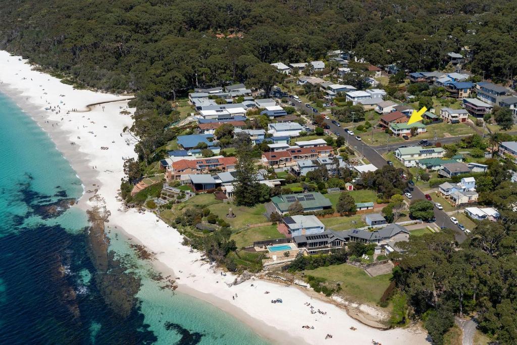 een luchtzicht op een resort op het strand bij On Cyrus at Hyams Beach in Hyams Beach