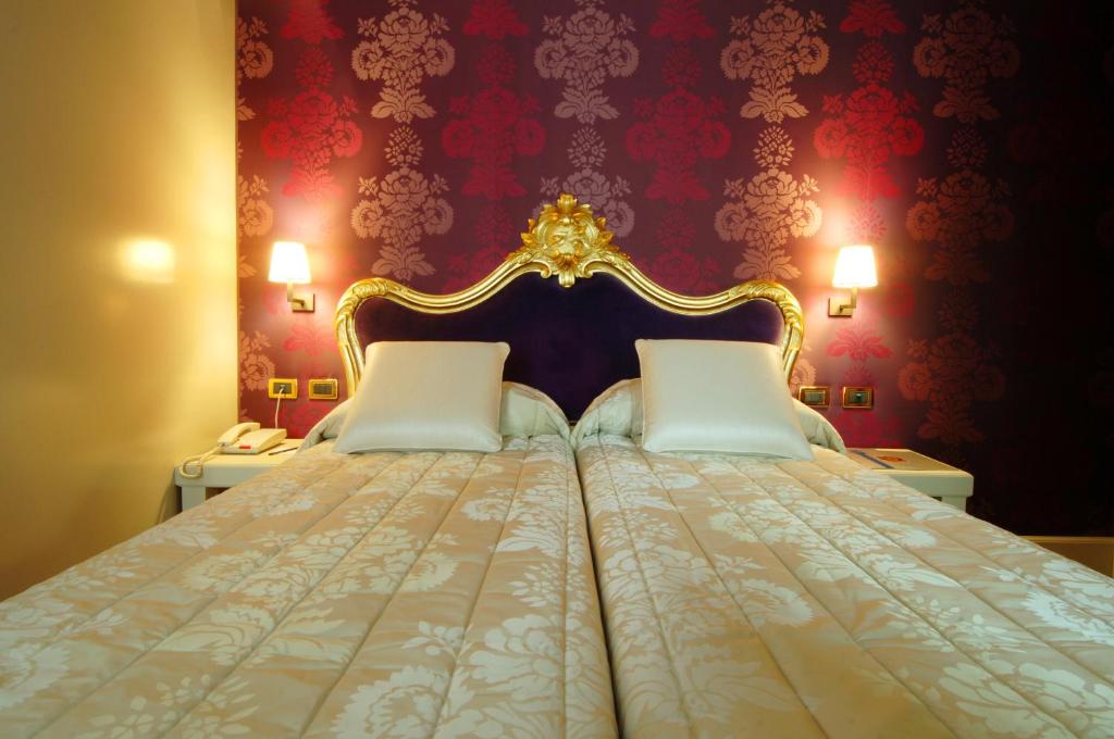 Łóżko lub łóżka w pokoju w obiekcie Hotel Ca' Zusto Venezia