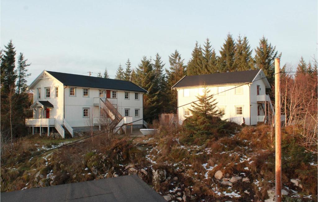 SkipnesにあるNice Apartment In Sandstad With 2 Bedrooms And Wifiの背景の木々が茂る丘の上の二軒家