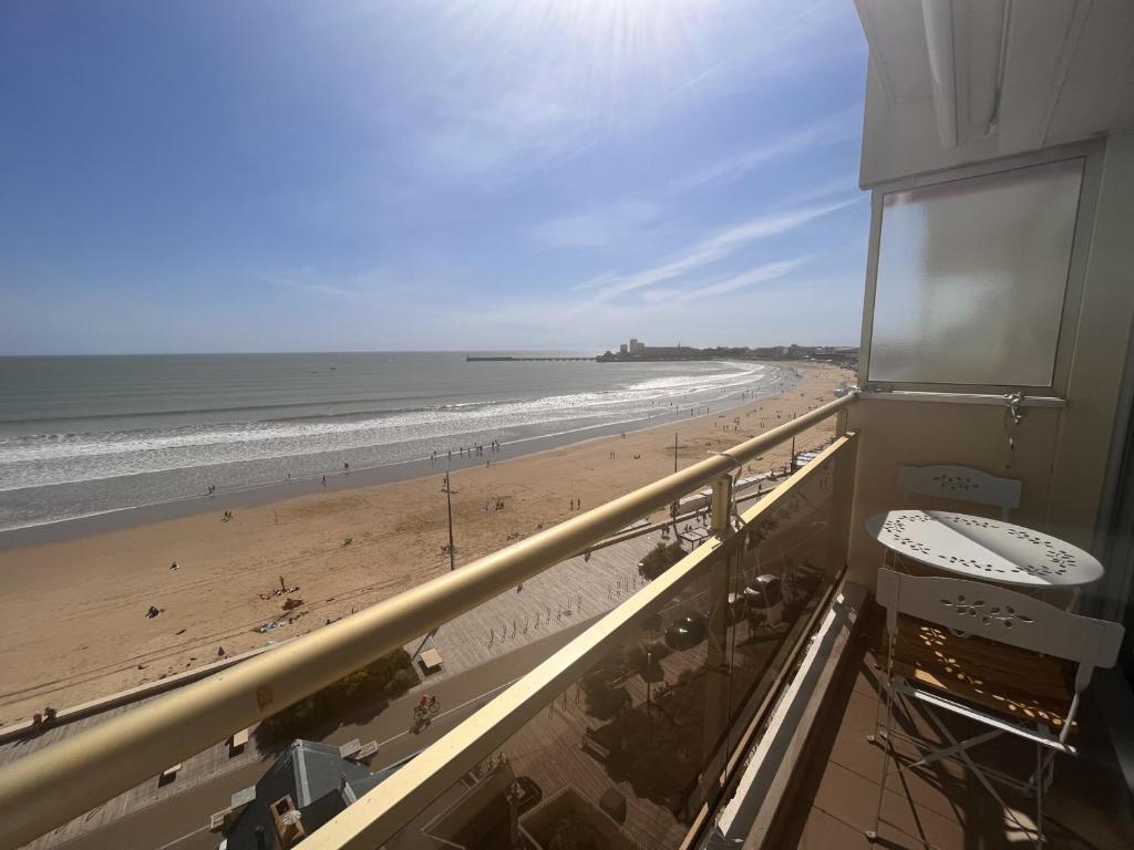 Elle comprend un balcon offrant une vue sur la plage. dans l'établissement Studio 2* avec balcon face à la mer, ascenseur, proche plage et commerces, 2 pers. - FR-1-197-387, à Les Sables-dʼOlonne
