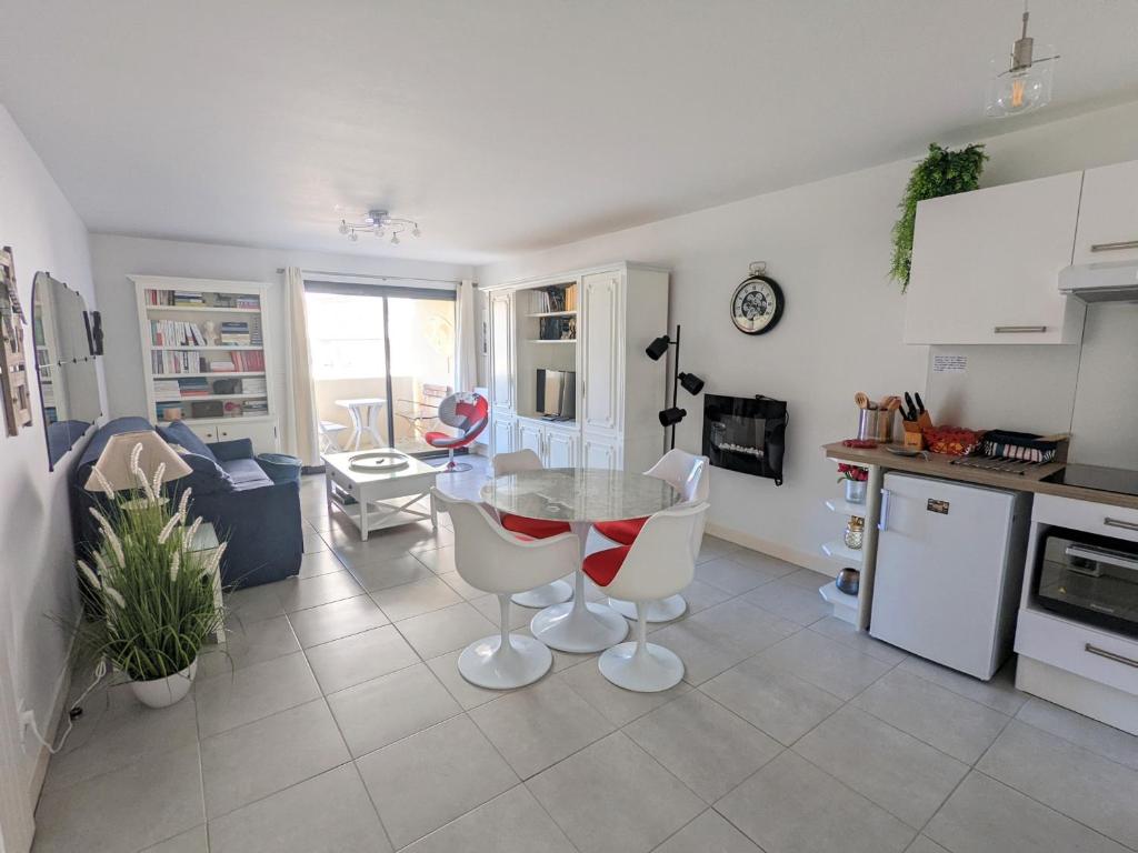 a kitchen and living room with a table and chairs at Appartement Arcachon, 2 pièces, 2 personnes - FR-1-420-90 in Arcachon