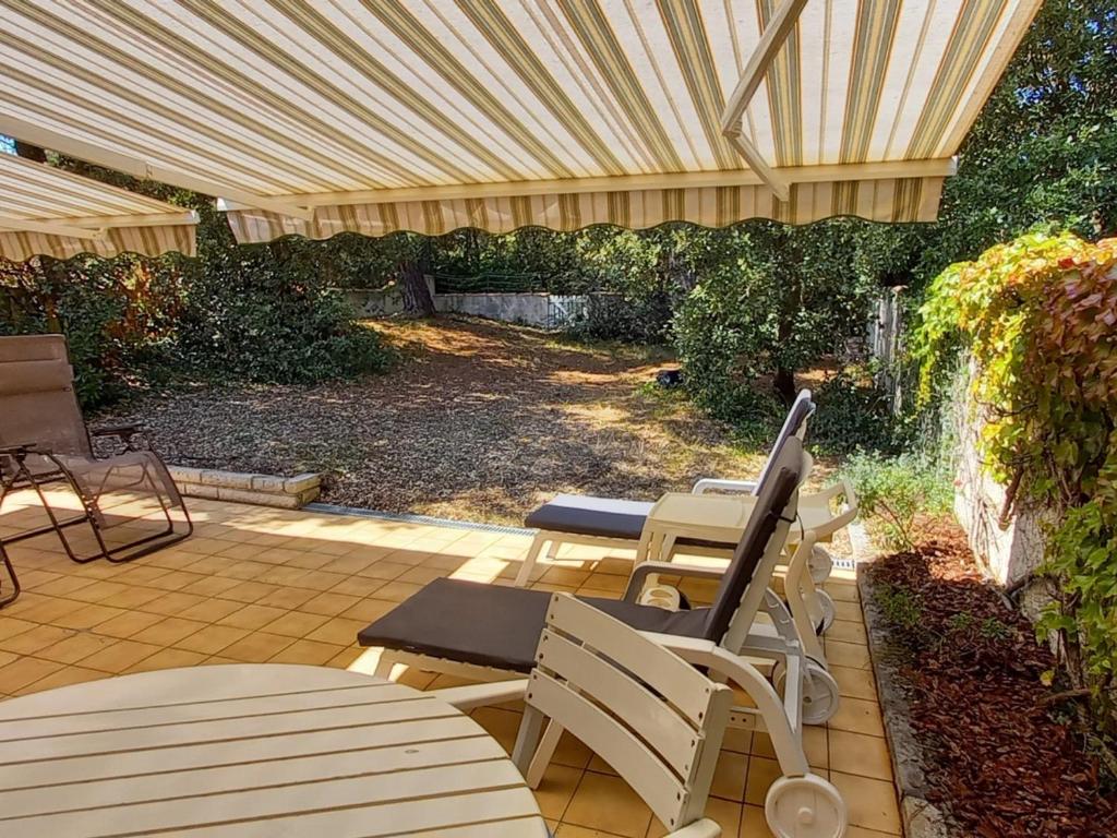 Photo de la galerie de l'établissement Maison de Vacances 3 Chambres Proche Plage avec Terrasse et Jardin à Saint Jean de Monts - FR-1-323-252, à Saint-Jean-de-Monts