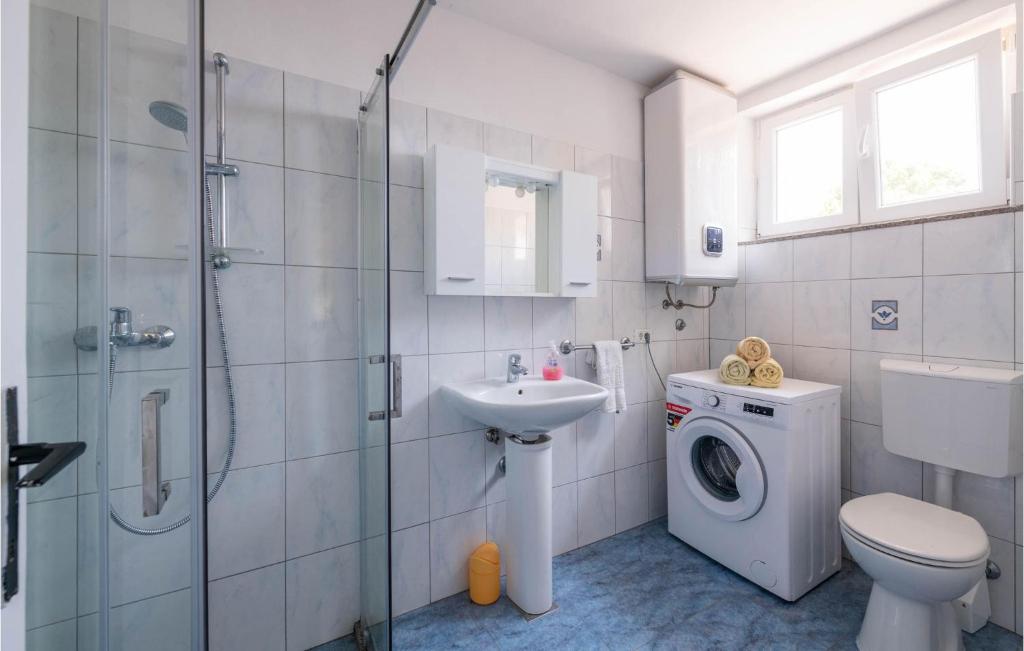 Koupelna v ubytování Pet Friendly Home In Peruski With Wifi