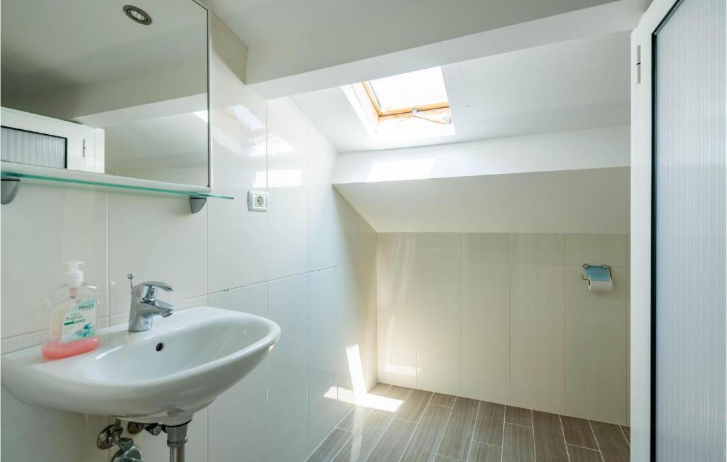 Koupelna v ubytování Pet Friendly Home In Peruski With Wifi