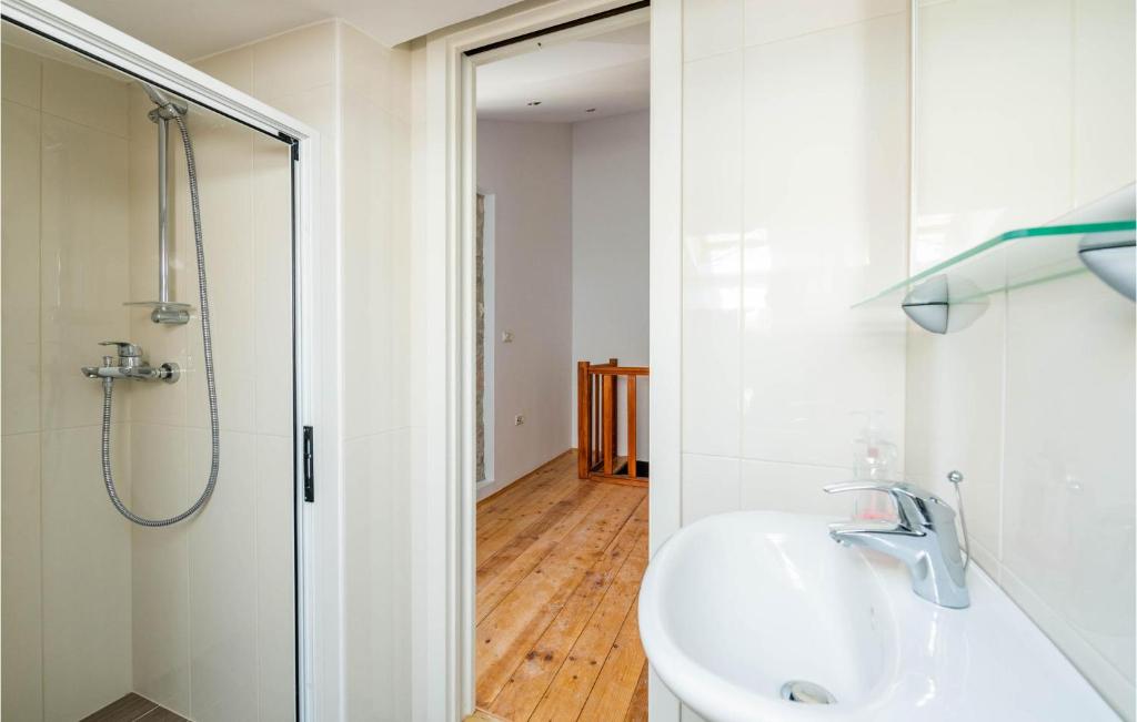 Koupelna v ubytování Pet Friendly Home In Peruski With Wifi