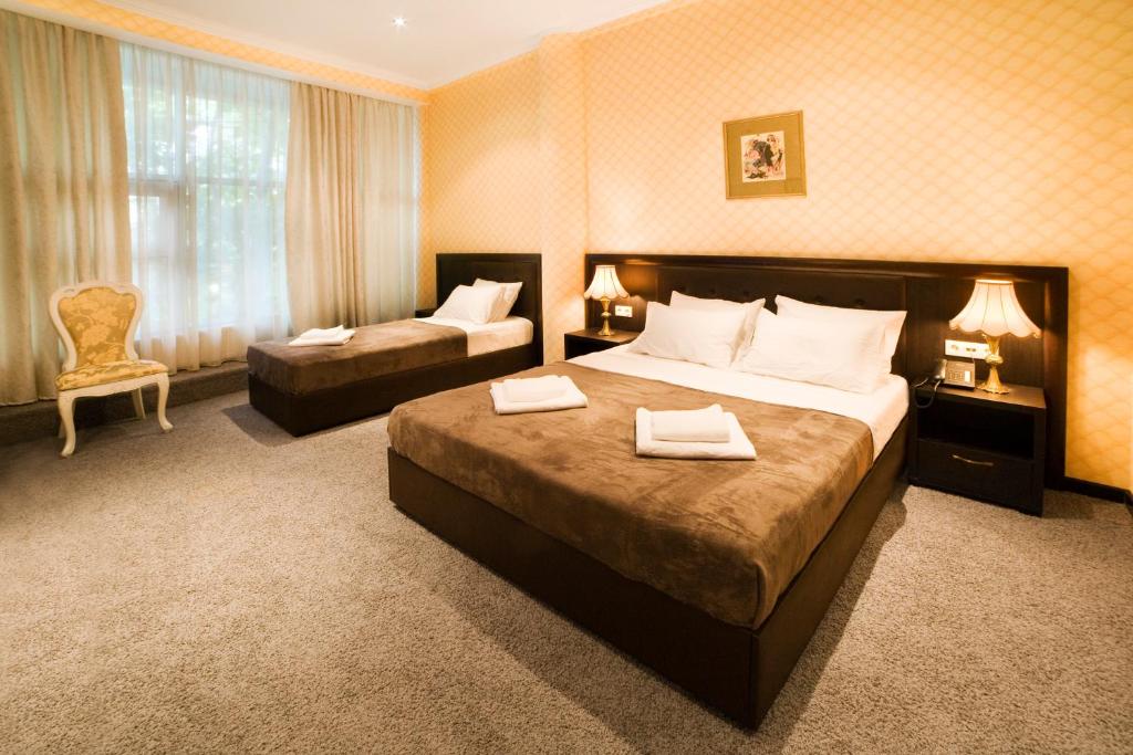 Postel nebo postele na pokoji v ubytování Kalasi Hotel