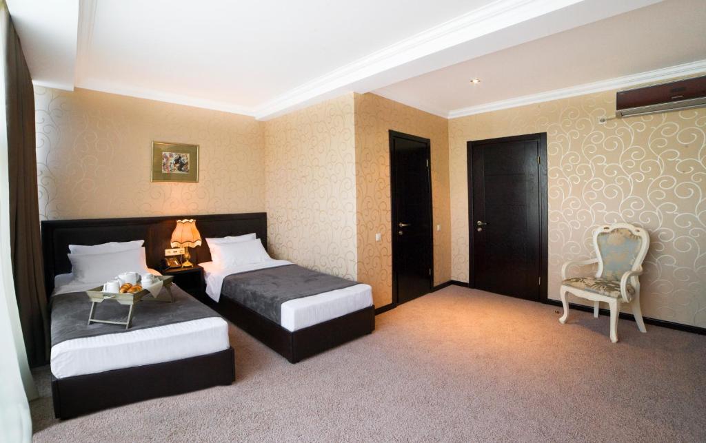 Postel nebo postele na pokoji v ubytování Kalasi Hotel