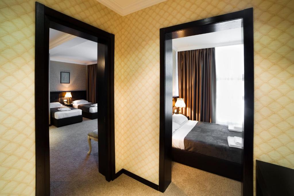 Postel nebo postele na pokoji v ubytování Kalasi Hotel