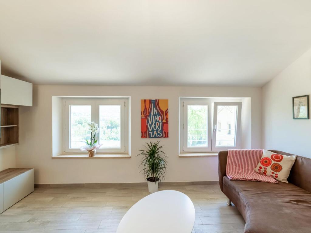 Posezení v ubytování Apartment in Marche with Wine Experience