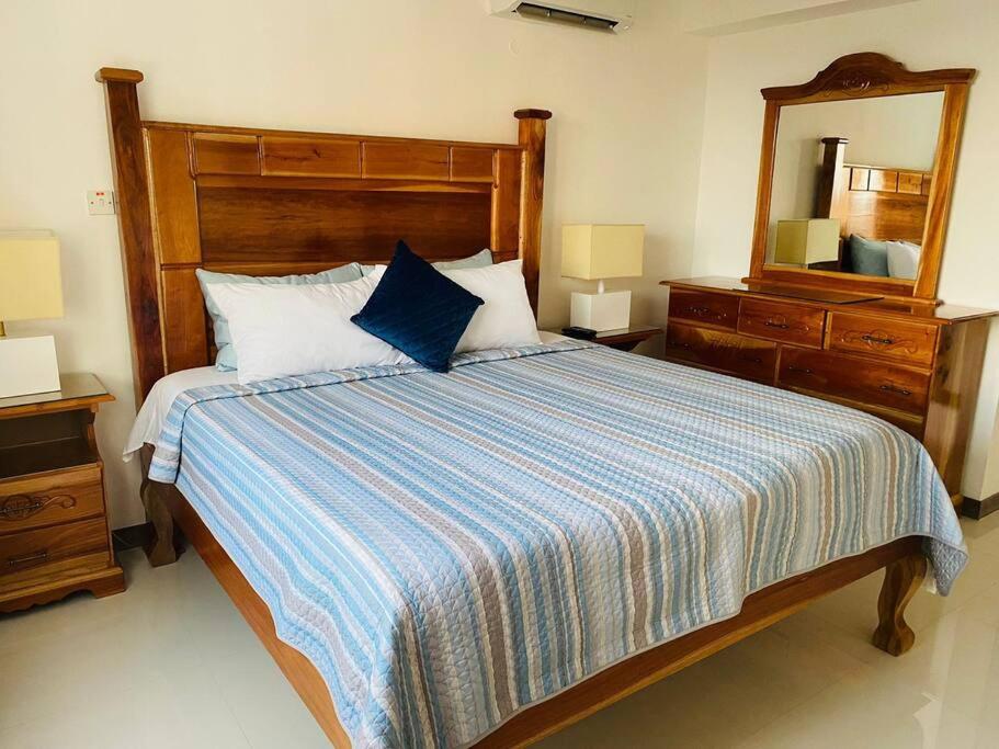 Una cama o camas en una habitación de Luxurious & modern in the heart of New Kingston