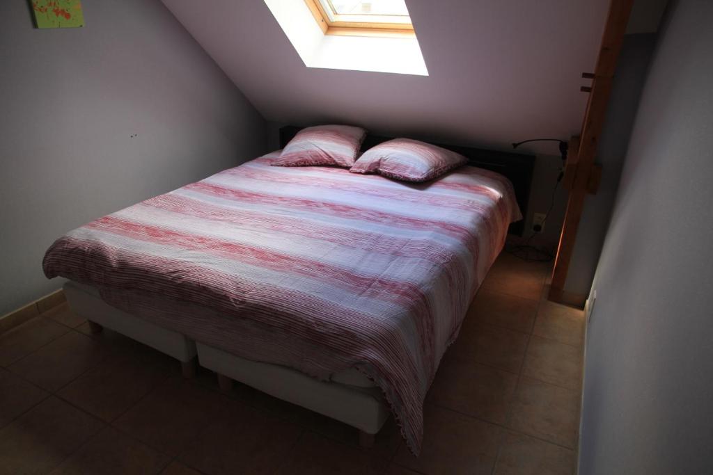 Łóżko lub łóżka w pokoju w obiekcie Au Figuier du Gué