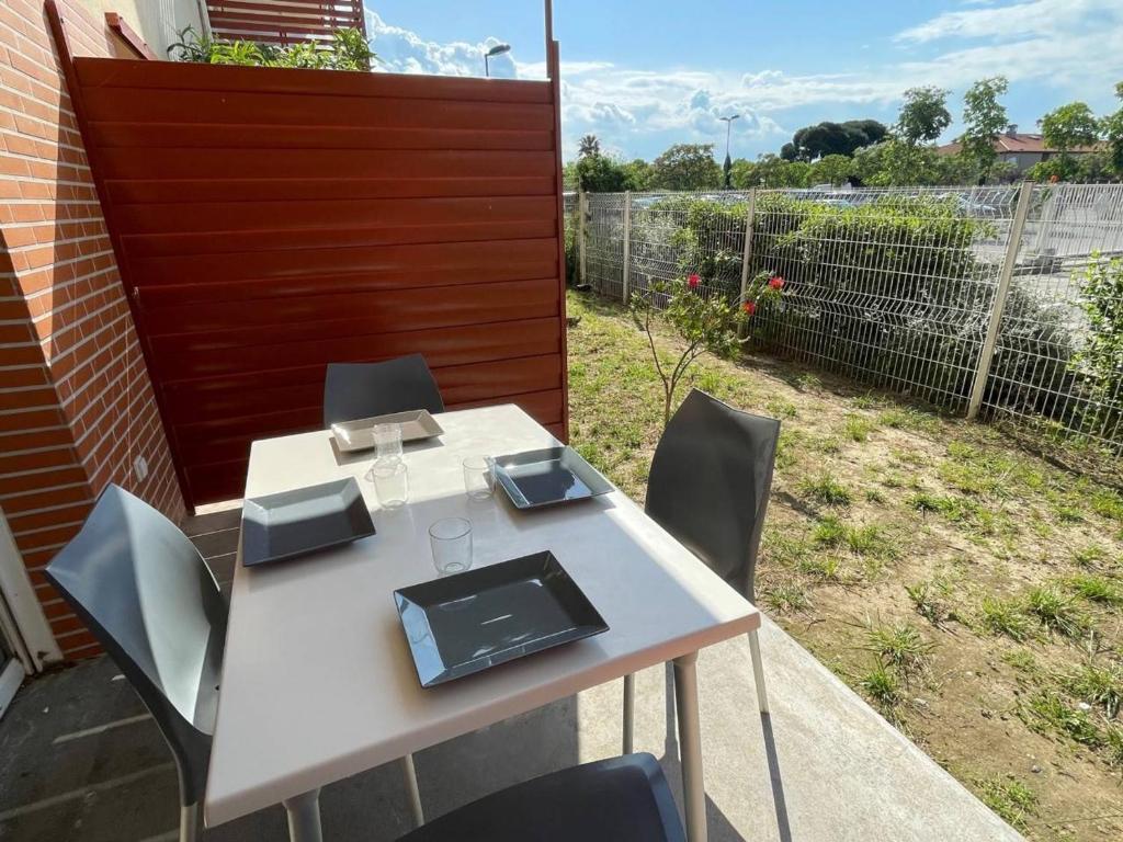 Vonkajšia záhrada v ubytovaní Idéal familles : T2 climatisé avec terrasse, piscine, près de la mer à Argelès-sur-Mer - FR-1-225-732