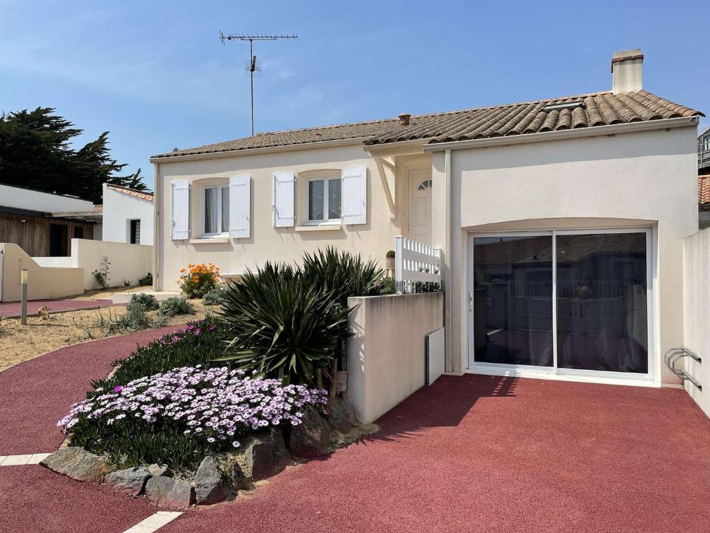 Fotografia z galérie ubytovania Maison 6 pers à 650m de la plage avec jardin clos, BBQ et Wi-Fi - FR-1-224A-53 v destinácii Brétignolles-sur-Mer