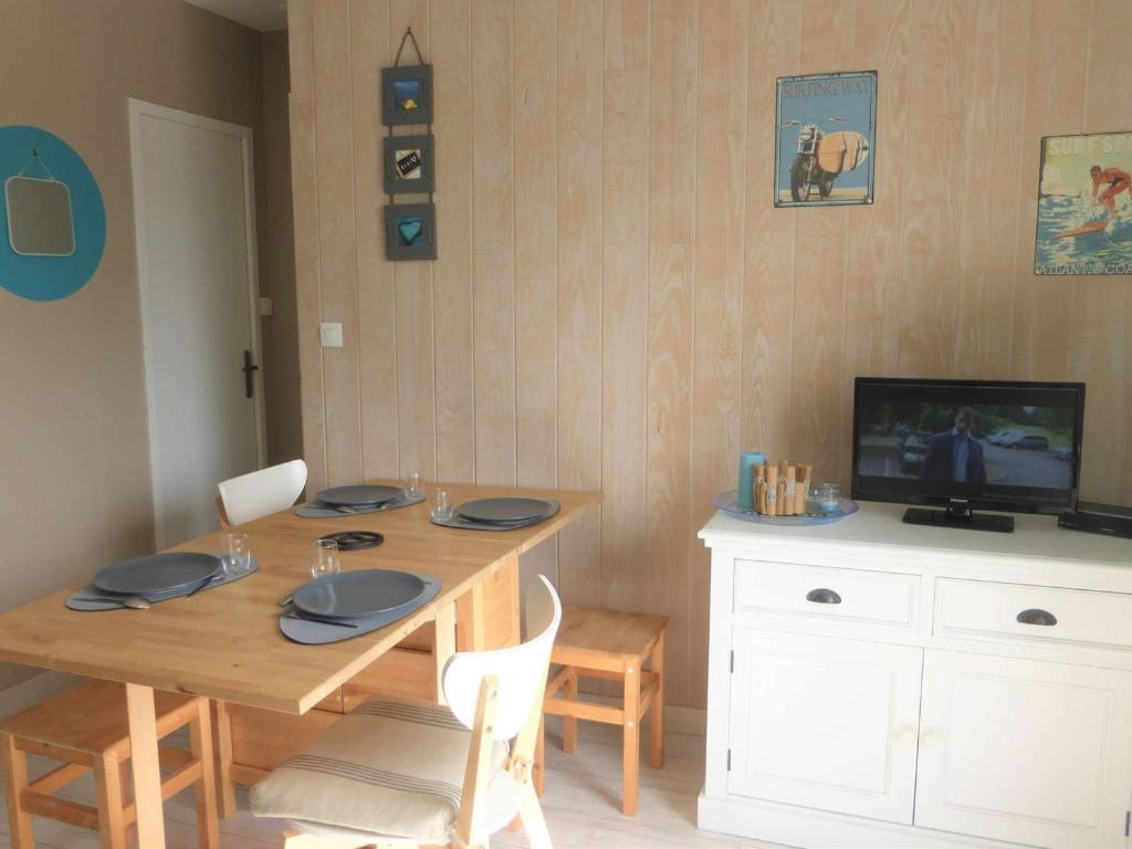 Televízia a/alebo spoločenská miestnosť v ubytovaní Appartement avec balcon, accès direct à la plage, garage privatif - FR-1-224-788