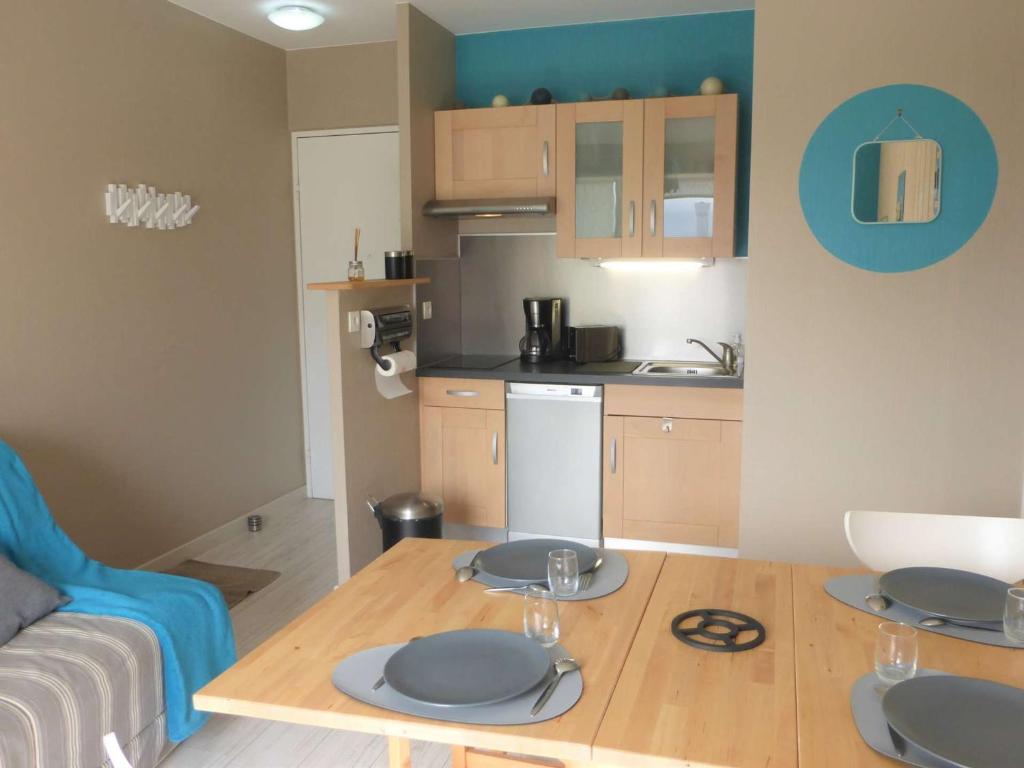 Kuchyňa alebo kuchynka v ubytovaní Appartement avec balcon, accès direct à la plage, garage privatif - FR-1-224-788