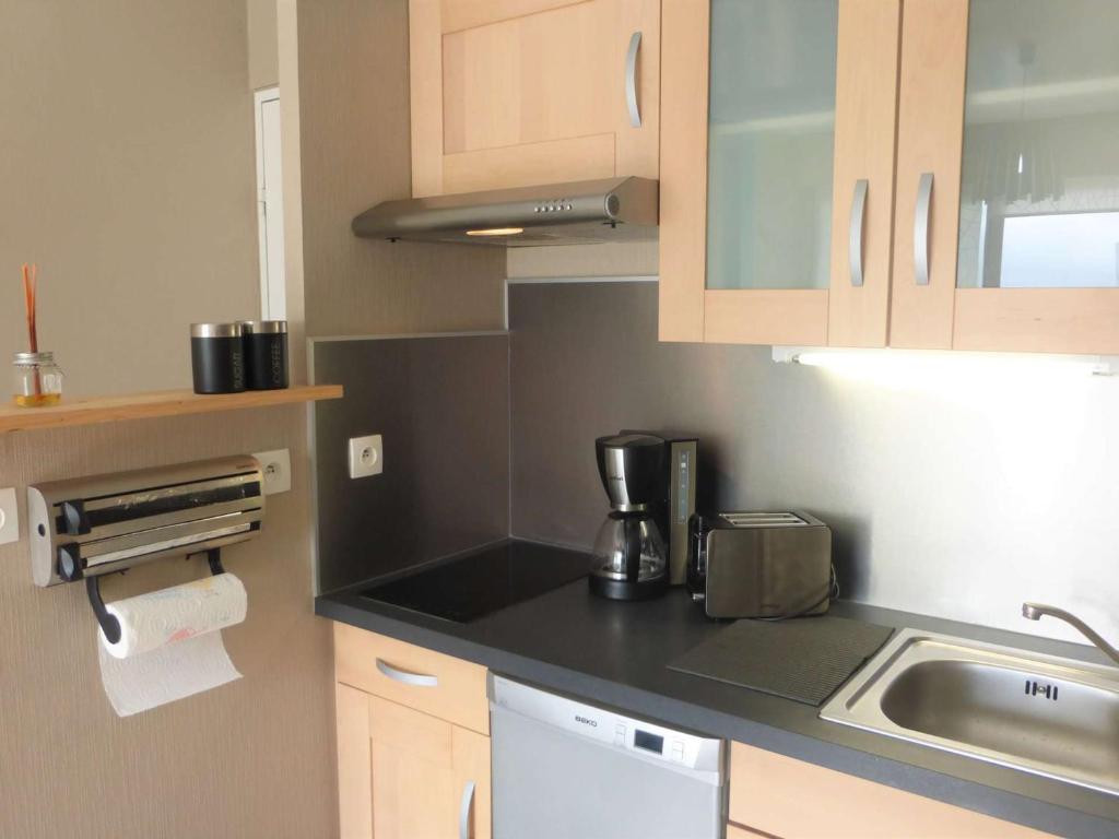 Kuchyňa alebo kuchynka v ubytovaní Appartement avec balcon, accès direct à la plage, garage privatif - FR-1-224-788
