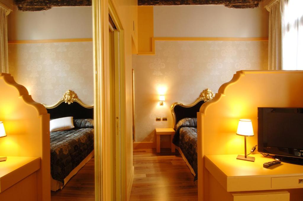 Łóżko lub łóżka w pokoju w obiekcie Hotel Ca' Zusto Venezia