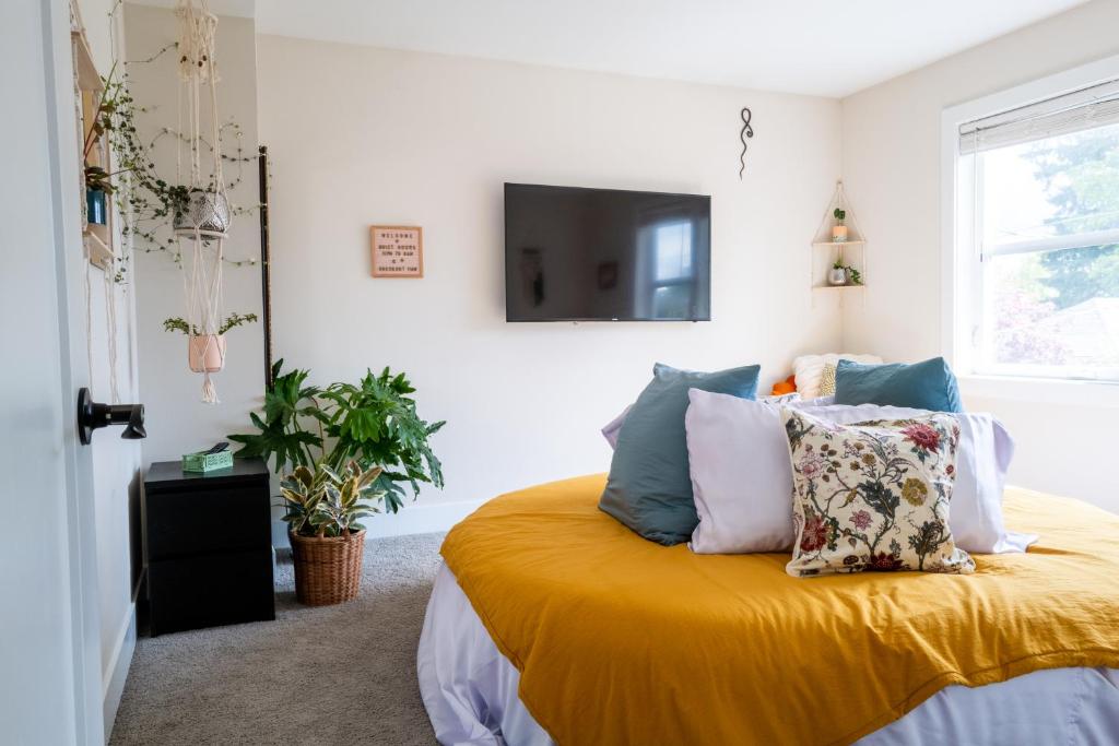 a bedroom with a bed with yellow sheets and pillows at Amorcito de Jenny - Shared House in Portland
