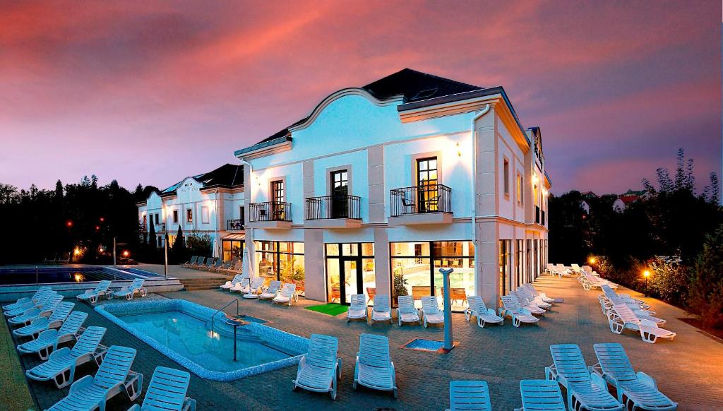 Bazén v ubytovaní Hotel Villa Völgy Wellness & Konferencia alebo v jeho blízkosti