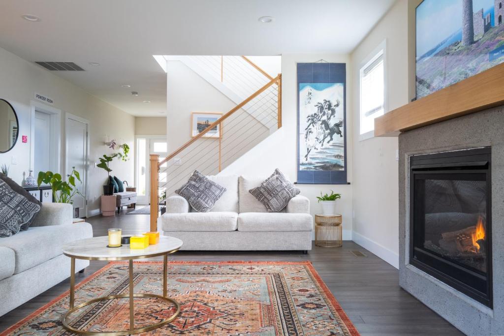 a living room with couches and a fireplace at Amorcito de Jenny - Shared House in Portland