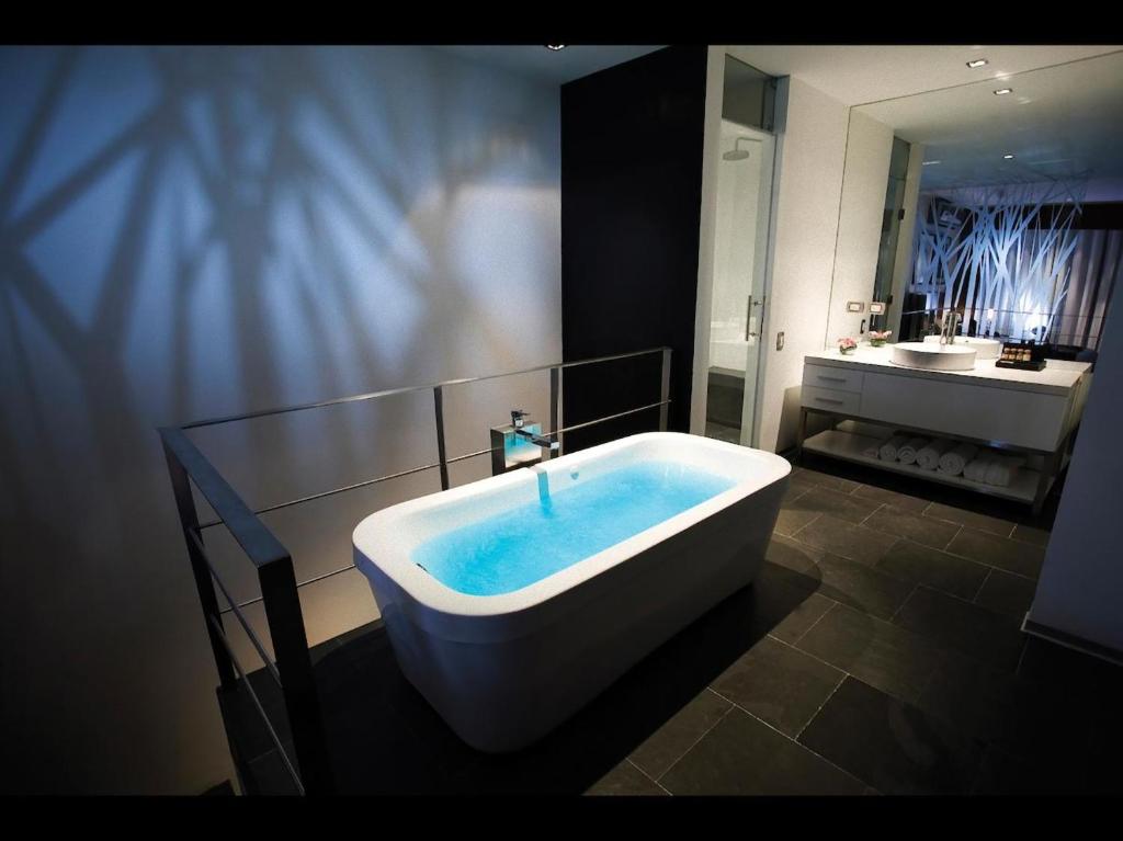 Ένα μπάνιο στο BTH Hotel – Boutique Concept