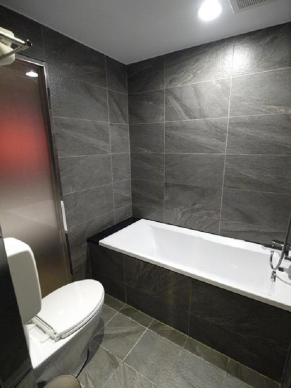 Koupelna v ubytování Grace Hotel