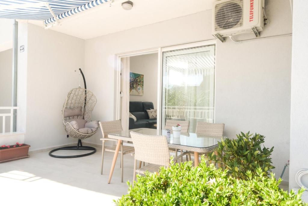 Posedenie v ubytovaní LUXURY APARTMENT MEJE