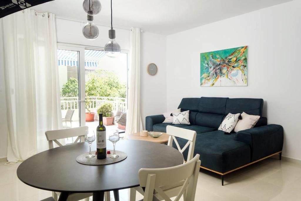uma sala de estar com um sofá azul e uma mesa em LUXURY APARTMENT MEJE em Split