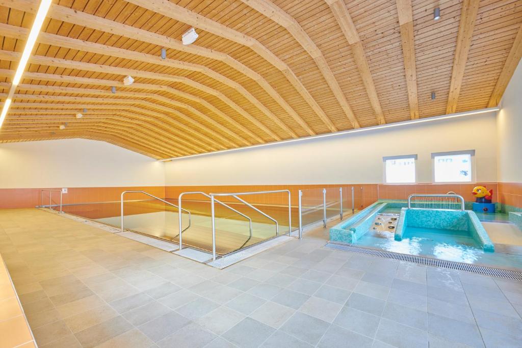 Bazén v ubytování Reka-Feriendorf Bergün nebo v jeho okolí