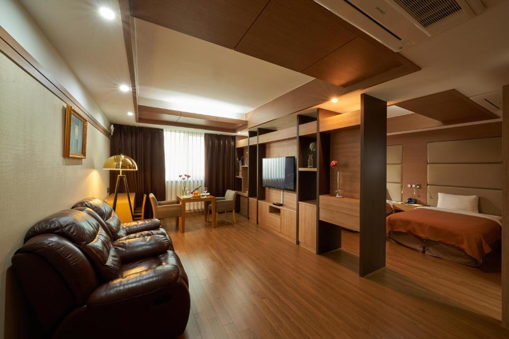 Postel nebo postele na pokoji v ubytování Gyeongju GG Tourist Hotel