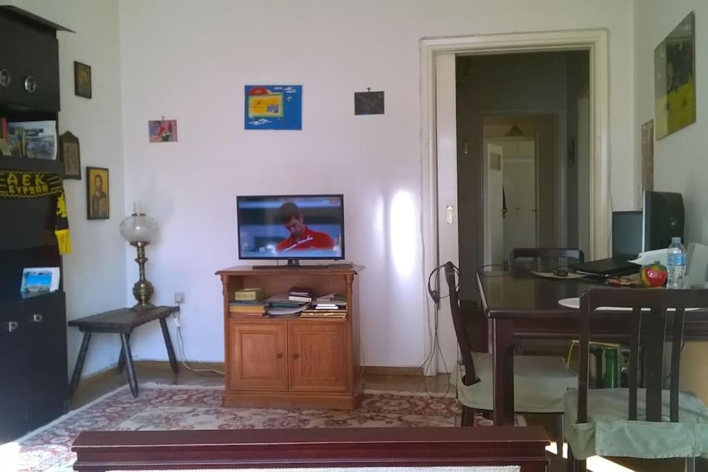 Televízia a/alebo spoločenská miestnosť v ubytovaní PRIVATE BEDROOMS IN SHARED APARTMENT 135 SM ATHENS Center