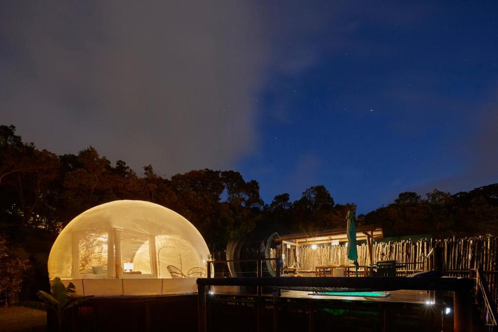 ein großes Glaskuppelgebäude mit einem Haus darin in der Unterkunft BubbleSky Glamping 15 min from Medellin in Rionegro