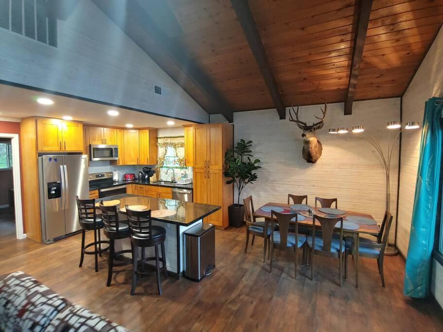 - une cuisine et une salle à manger avec une table et des chaises dans l'établissement Mountain Cabin near Yosemite, à Groveland