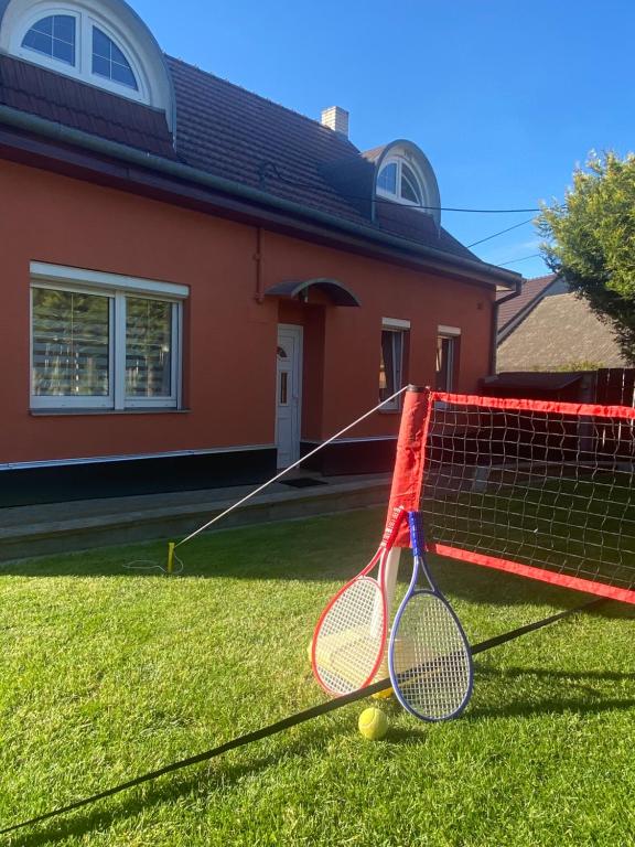 Tenis a/nebo squash v ubytování Vila dům Emma nebo okolí