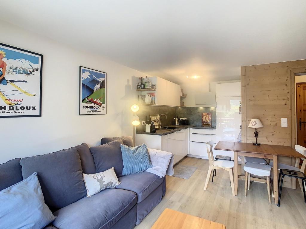 un salon avec un canapé et une table et une cuisine dans l'établissement Appartement 2 pièces + cabine à proximité du village et téléski, cuisine équipée - FR-1-560-89, à Combloux