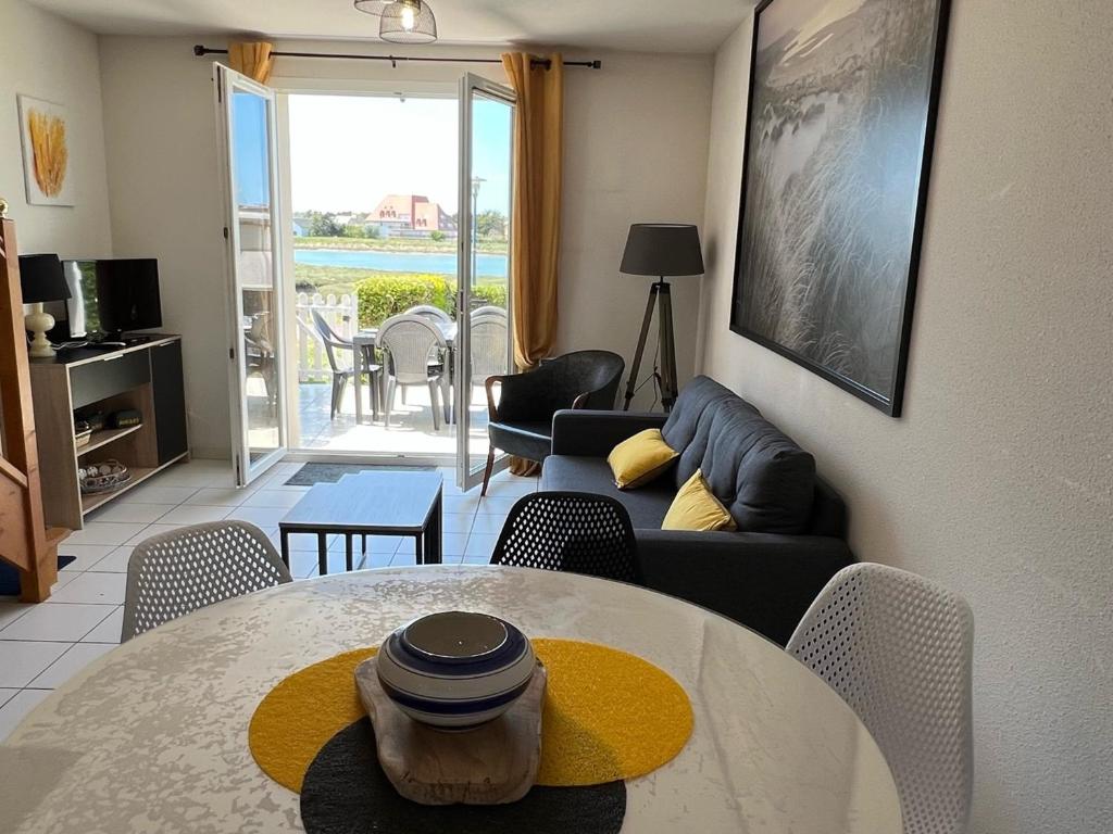 Fotografia z galérie ubytovania Charmant duplex 4 pièces avec piscine, parfait pour 6 personnes - FR-1-487-338 v destinácii Dives-sur-Mer