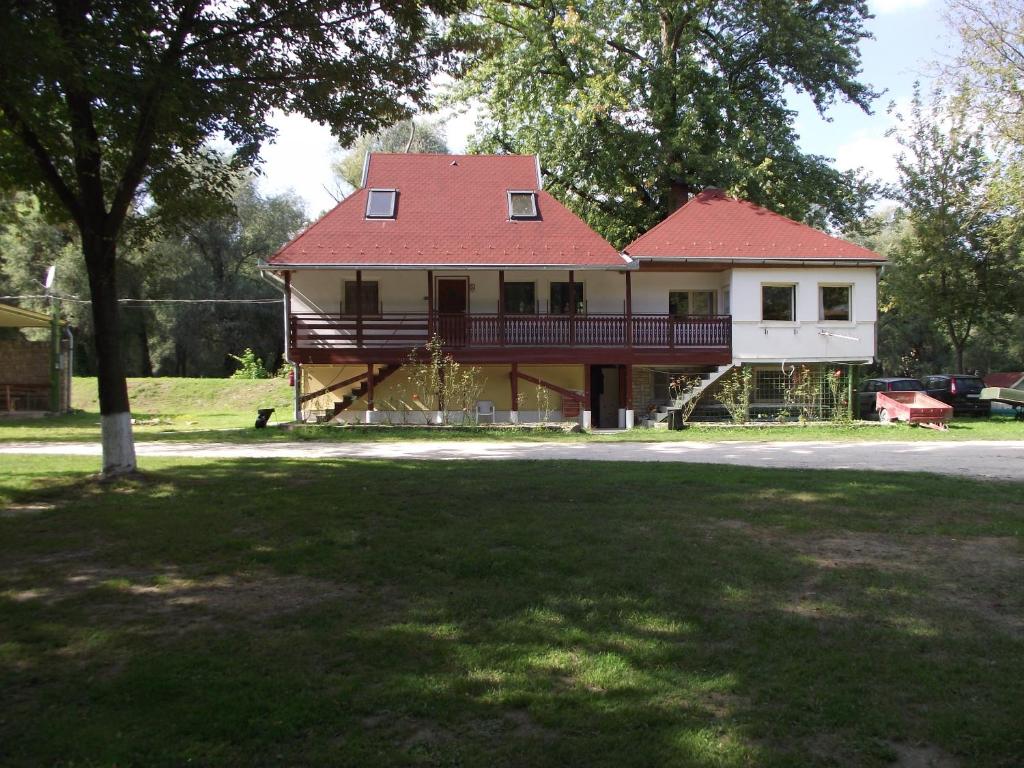 a large house with a red roof at Hercules Turistaház in Szentendre