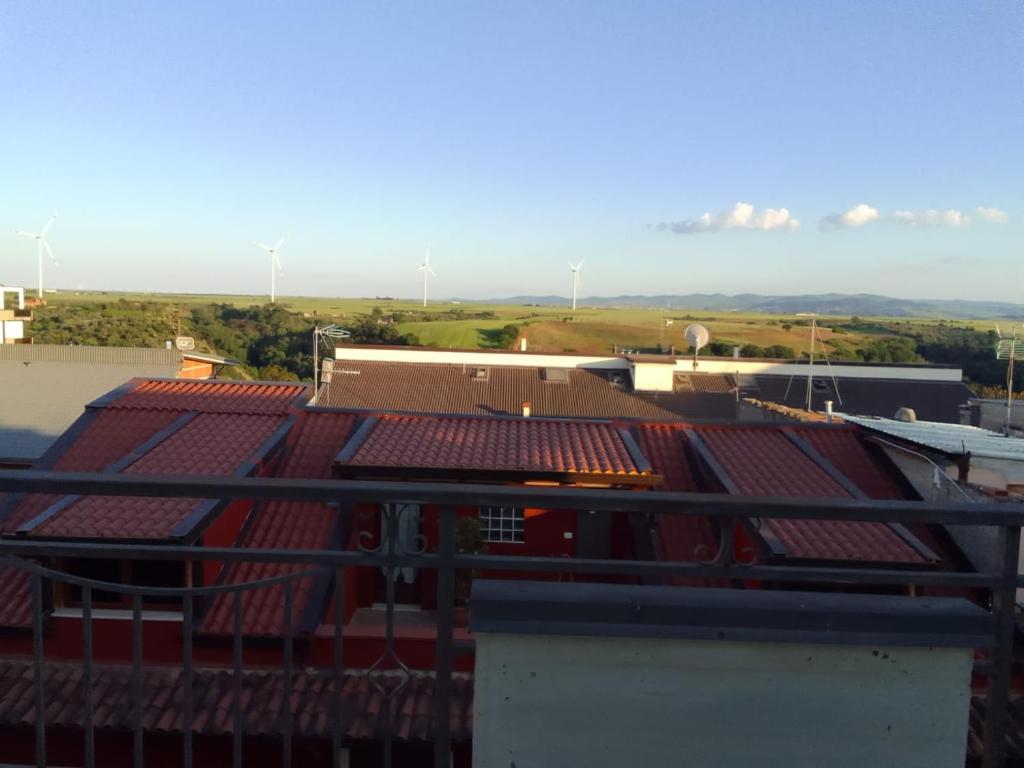 Blick auf das Dach eines Gebäudes mit roten Dächern in der Unterkunft Casa Mary in Lavello