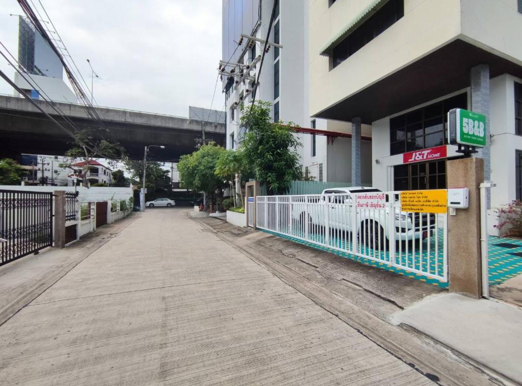 an empty street in front of a building at 5บีบี 5BB guest house in Bangkok