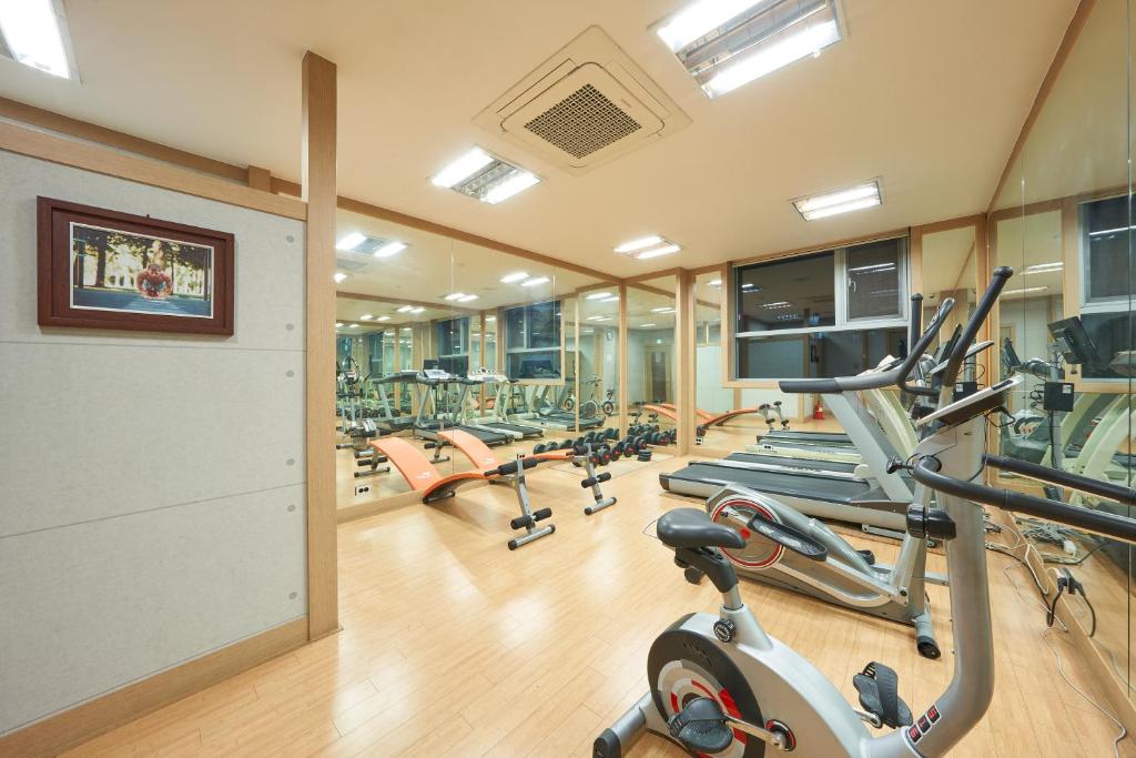 Fitness centrum a/nebo fitness zařízení v ubytování Gyeongju GG Tourist Hotel