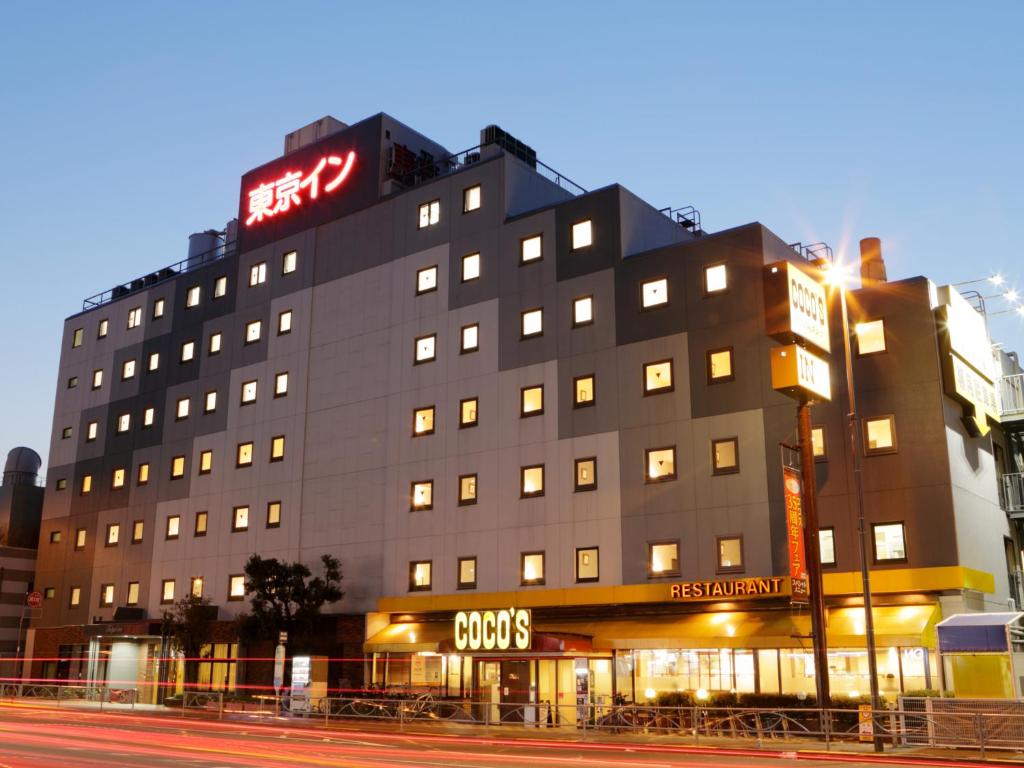 東京にある東京インの上に看板がある建物
