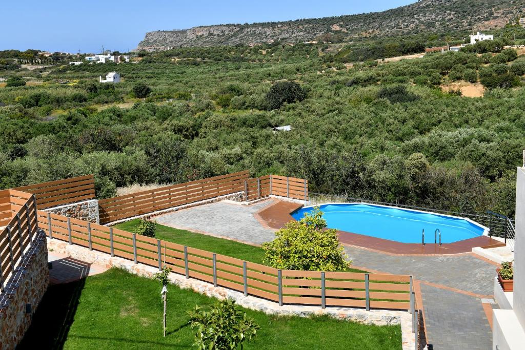 Bazén v ubytování Petrino in Sisi with private pool and garden nebo v jeho okolí