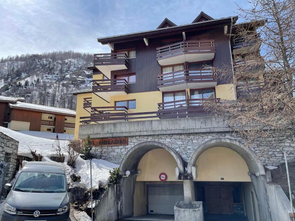 Fotografia z galérie ubytovania Appartement rénové, à 700m du centre et proche des pistes, avec balcon et WIFI - FR-1-567-92 v destinácii Val dʼIsère