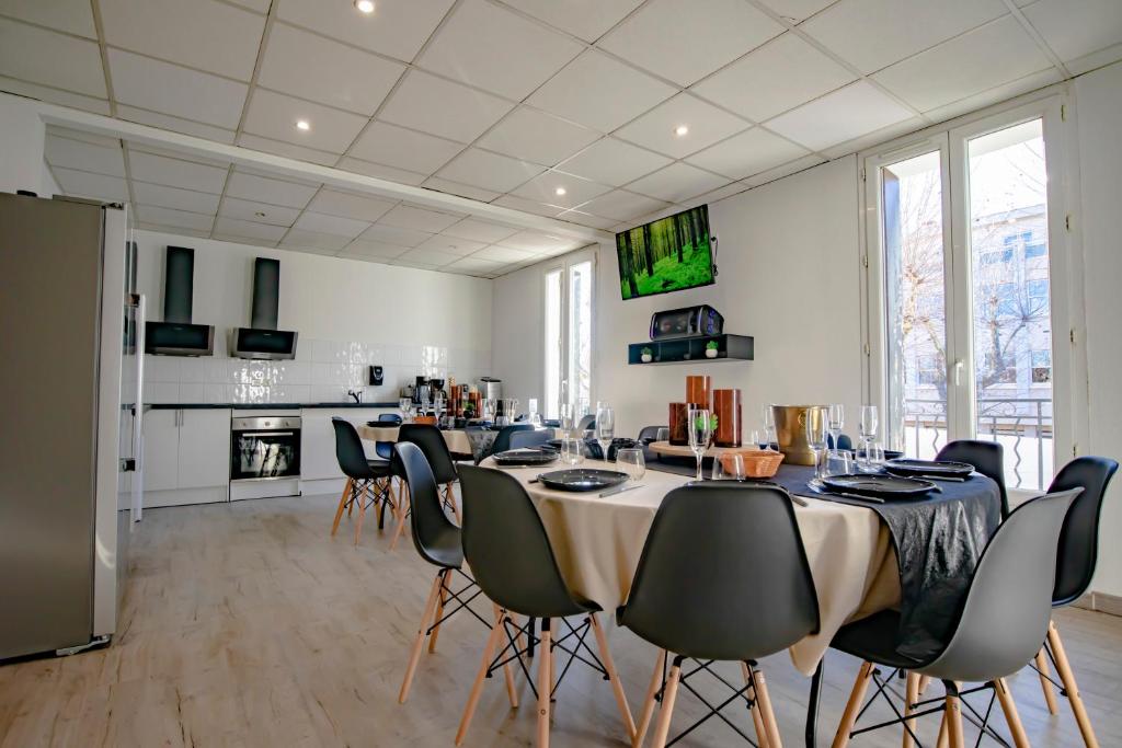 a large dining room with a table and chairs at Le Work&Play - Logement spécial séminaires, vacances, repas. in Clermont-lʼHérault