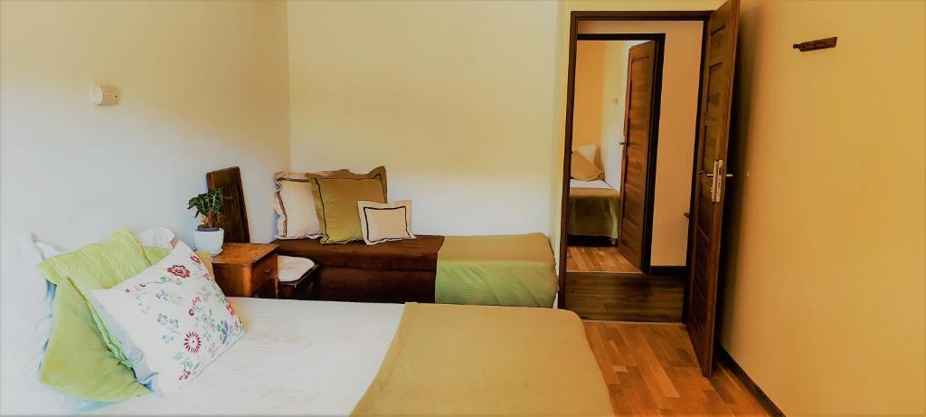 Postel nebo postele na pokoji v ubytování Gorski Widok Karpacz Apartamenty i Pokoje- Salon Kominkowy