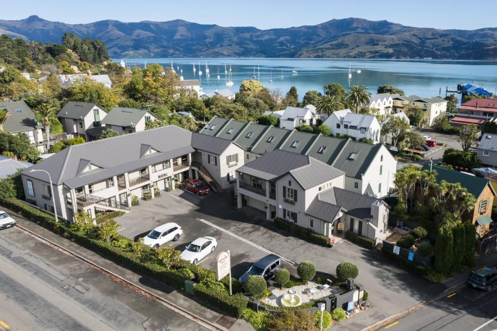 eine Luftansicht eines Hauses mit Parkplatz in der Unterkunft Tresori Motor Lodge in Akaroa