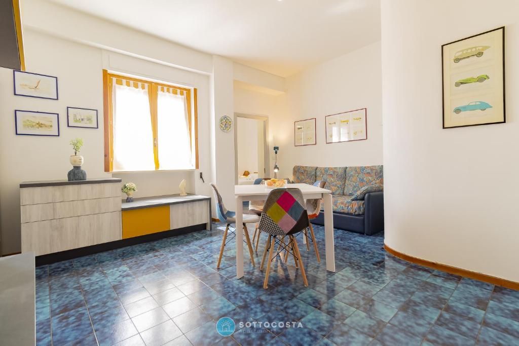 ein Wohnzimmer mit Tisch und Couch in der Unterkunft BLUE HOUSE - SAN FOCA in San Foca