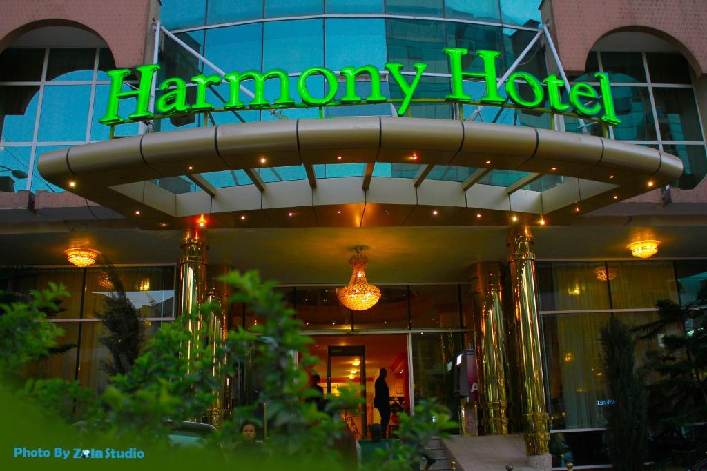 um edifício com uma placa que lê presunto harmonia hotel em Harmony Hotel em Addis Ababa